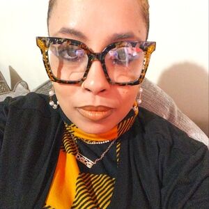 Meet your Posher, Saqueena